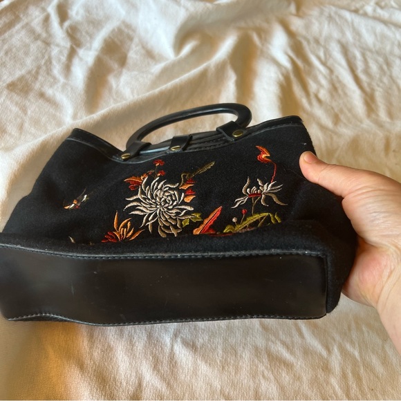 Beautiful black floral embroidered hand bag. Round handles - Picture 7 of 12